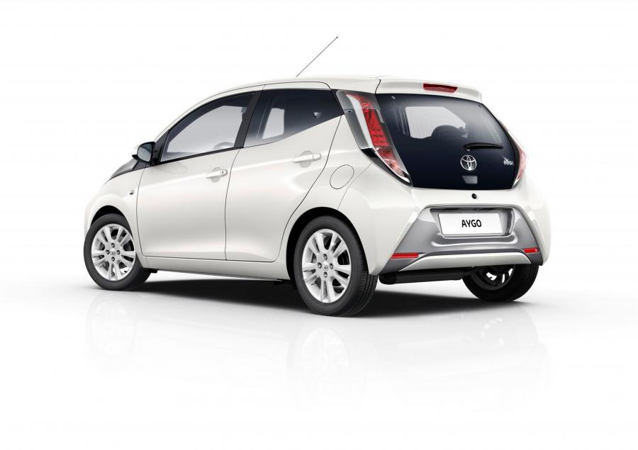  Toyota Aygo x-pure 5-Door 2015 года  (фото 2 из 3)